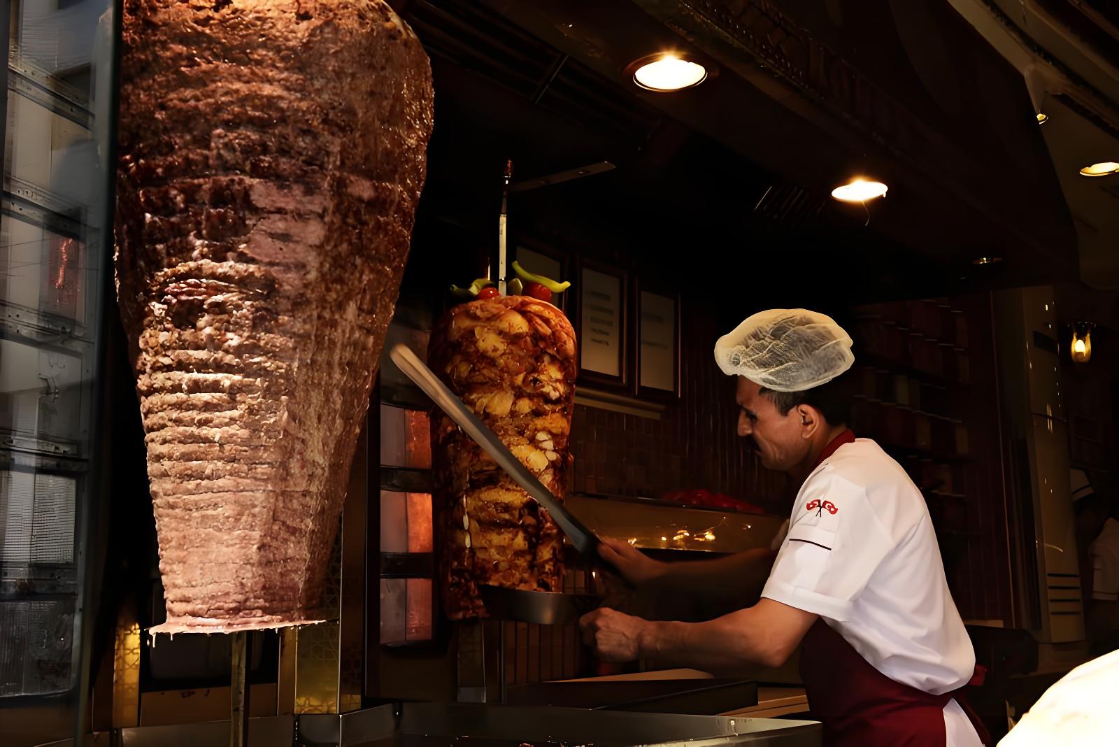 Doner Kebab turco: l'integrazione tra cucina tradizionale e tecnologia moderna